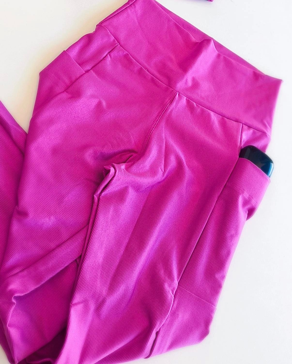 Calça Microcanelada com bolso nas laterais